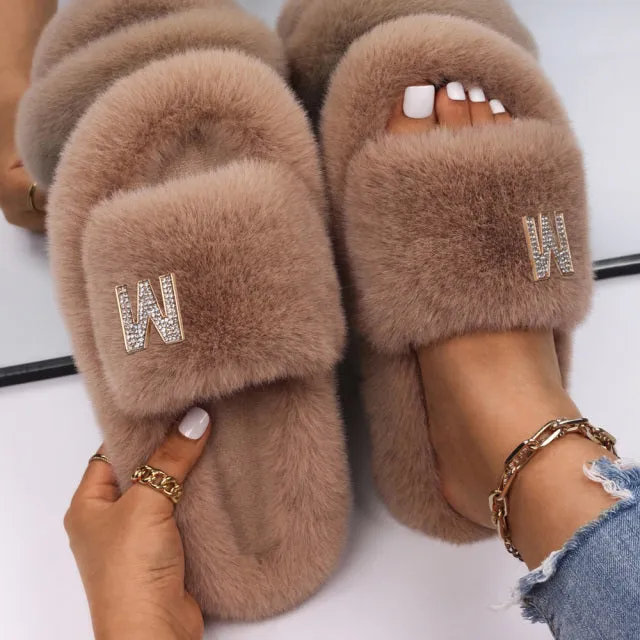 Yeknu Women&#39;s Slippers Fluffy Faux Fur Rhinestone Letter M Decor Slides Flat Sandals Cute Slippers Flip Flops Luxury Shoes