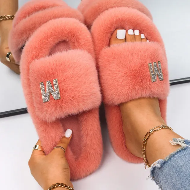 Yeknu Women&#39;s Slippers Fluffy Faux Fur Rhinestone Letter M Decor Slides Flat Sandals Cute Slippers Flip Flops Luxury Shoes