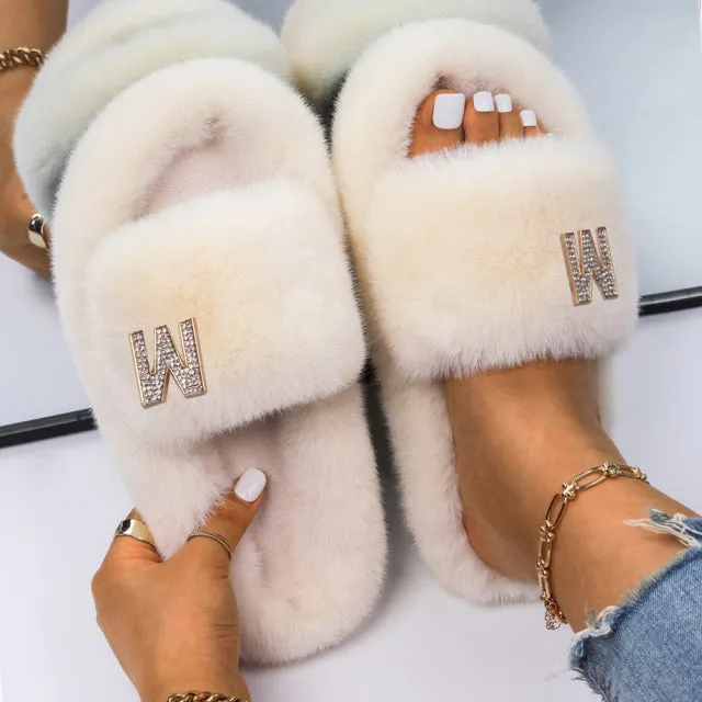 Yeknu Women&#39;s Slippers Fluffy Faux Fur Rhinestone Letter M Decor Slides Flat Sandals Cute Slippers Flip Flops Luxury Shoes