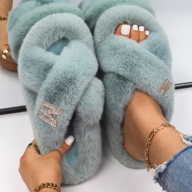 Yeknu Women&#39;s Slippers Fluffy Faux Fur Rhinestone Letter M Decor Slides Flat Sandals Cute Slippers Flip Flops Luxury Shoes