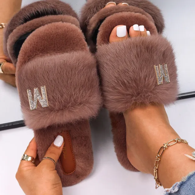 Yeknu Women&#39;s Slippers Fluffy Faux Fur Rhinestone Letter M Decor Slides Flat Sandals Cute Slippers Flip Flops Luxury Shoes